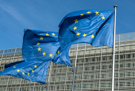 欧州連合（ＥＵ）本部前に掲げられた欧州旗＝ベルギー・ブリュッセル（ＥＰＡ時事）