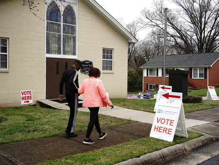 ５日、米南部ノースカロライナ州ローリーの投票所に足を運んだ有権者