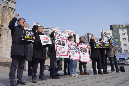 ６日、ソウルで、韓国の尹錫悦政権の対日外交を批判する元徴用工訴訟の原告支援団体関係者ら