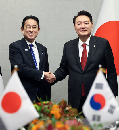 日韓首脳会談で握手する岸田文雄首相（左）と韓国の尹錫悦大統領＝２０２３年１１月、米カリフォルニア州サンフランシスコ（ＥＰＡ時事）