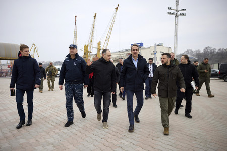 ６日、ウクライナ南部オデッサの港を視察するゼレンスキー大統領（手前右端）とギリシャのミツォタキス首相（同右から２人目）（大統領府提供）（ＥＰＡ時事）