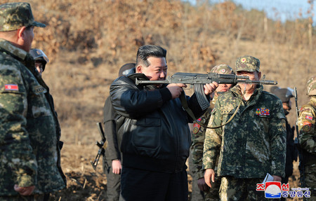 ６日、北朝鮮の朝鮮人民軍西部地区の重要作戦訓練基地を視察し、実動訓練を指導する金正恩朝鮮労働党総書記（中央）（朝鮮通信）