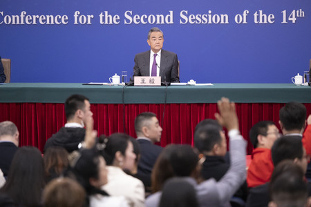 ７日、北京で記者会見し、質問を待つ王毅・中国共産党政治局員兼外相（ＥＰＡ時事）