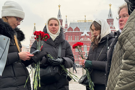「無名戦士の墓」に献花するロシア兵士の親族＝１月２７日、モスクワ（ＡＦＰ時事）