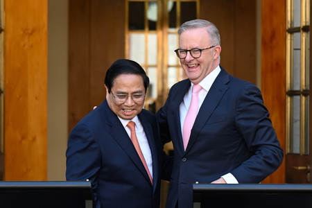 ７日、オーストラリアの首都キャンベラで、共同声明を発表するアルバニージー首相（右）とベトナムのファム・ミン・チン首相（ＥＰＡ時事）