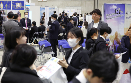 就職活動が解禁され、合同企業説明会に参加する学生ら＝１日、横浜市西区