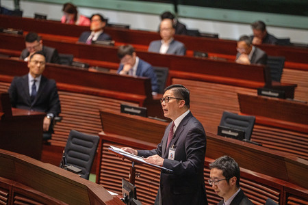 ８日、香港立法会で「国家安全条例」案について説明する※（※登にオオザト）炳強保安局長（ＥＰＡ時事）