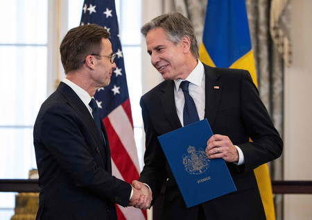 ７日、ワシントンの米国務省で、握手を交わすブリンケン米国務長官（右）とスウェーデンのクリステション首相（ＡＦＰ時事）