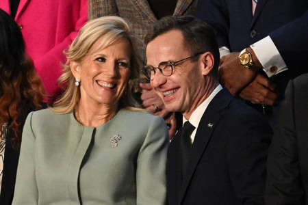 ７日、ワシントンの米連邦議会で、バイデン大統領の一般教書演説を聞くジル夫人（左）とスウェーデンのクリステション首相（ＡＦＰ時事）