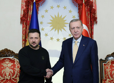 ８日、トルコのイスタンブールで握手を交わすエルドアン大統領（右）とウクライナのゼレンスキー大統領＝トルコ大統領府提供（ＡＦＰ時事）