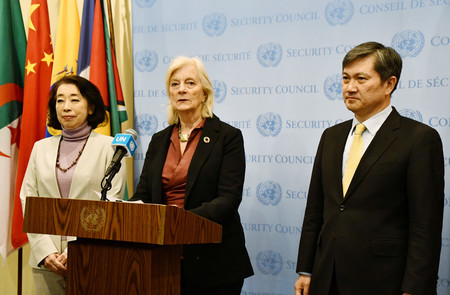 ８日、ニューヨークの国連本部で「女性・平和・安全保障（ＷＰＳ）」に関する共同声明を発表する志野光子国連次席大使（左端）ら日米韓の大使