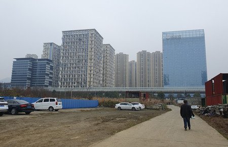 中国貴州省で建設中のマンション＝１月９日