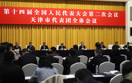 中国で開会中の全国人民代表大会（全人代）で、内外メディアに公開された天津市の分科会＝６日、北京