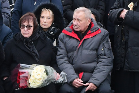 ロシア反体制派指導者ナワリヌイ氏の母リュドミラさん（前列左）と父アナトリーさん＝１日、モスクワ（ＡＦＰ時事）