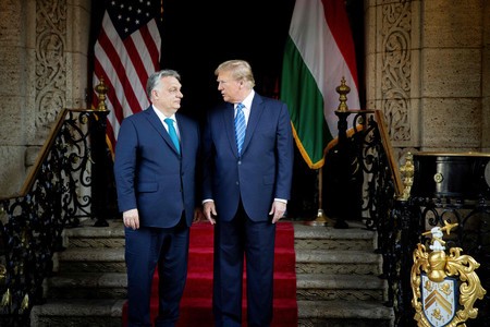 ８日、米フロリダ州パームビーチで会談したトランプ前大統領（右）とハンガリーのオルバン首相（ハンガリー首相府提供）（ＡＦＰ時事）