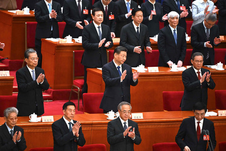 １０日、北京の人民大会堂で、中国の全国政治協商会議（政協）が閉幕し、拍手する習近平国家主席（中央）（ＡＦＰ時事）