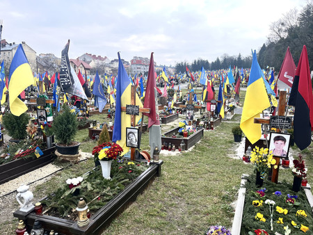 ウクライナ西部リビウのリチャキフ墓地＝３日