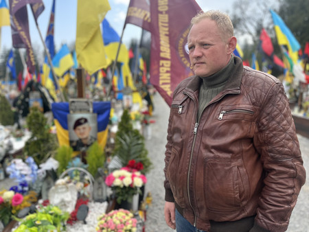 リチャキフ墓地の管理者オレクサンドル・ドミトリフさん＝５日、ウクライナ西部リビウ