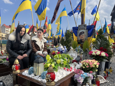 息子イホールさんの墓を訪れるイリナ・グレベンさん（左）と娘のアナスタシアさん＝５日、ウクライナ西部リビウのリチャキフ墓地
