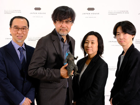 視覚効果賞にノミネートされた米アカデミー賞の授賞式を控え、記者会見した「ゴジラ―１．０（マイナスワン）」の山崎貴監督（左から２人目）ら＝９日、カリフォルニア州ロサンゼルス