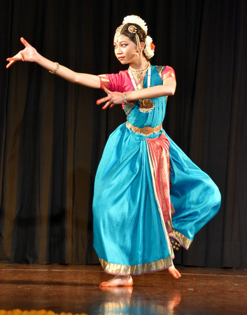 インドの古典舞踊「バラタナティヤム」を披露する小牧詩葉さん＝１０日、ニューデリー