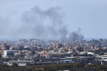 １０日、パレスチナ自治区ガザで、イスラエル軍の攻撃を受けて立ち上る煙（ＡＦＰ時事）