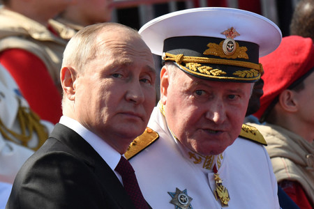 ロシアのプーチン大統領（左）とエフメノフ海軍総司令官＝２０２３年７月、サンクトペテルブルク（ＡＦＰ時事）
