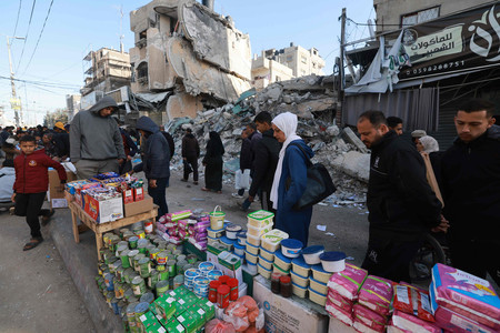 １０日、パレスチナ自治区ガザ南部ラファで、ラマダン（断食月）を前に食料品などを並べる屋台（ＡＦＰ時事）