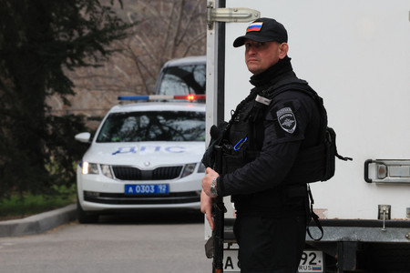 ロシア大統領選の投票用紙を運ぶトラックを守る警察＝６日、ウクライナ南部クリミア半島セバストポリ（ＡＦＰ時事）