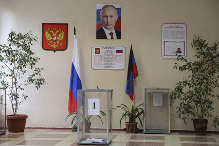 ウクライナ東部に設置された「ロシア統一地方選」の投票所＝２０２３年９月、ドネツク（ＥＰＡ時事）