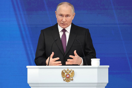 年次教書演説を行うロシアのプーチン大統領＝２月２９日、モスクワ（ＡＦＰ時事）