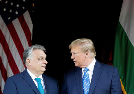 ハンガリーのオルバン首相（左）とトランプ前米大統領＝８日、米フロリダ州パームビーチ（ハンガリー首相府提供）（ＡＦＰ時事）