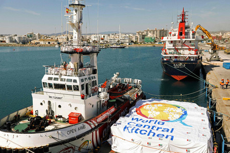 キプロスの港からパレスチナ自治区ガザに向けて食料を運ぶ船＝ＮＧＯ「オープン・アームズ」が１２日提供（ＡＦＰ時事）
