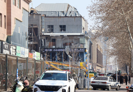 １３日、爆発現場付近で外壁が損傷した建物＝中国・河北省三河市