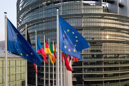 仏ストラスブールの欧州議会の外に掲げられた欧州各国の国旗（ＡＦＰ時事）