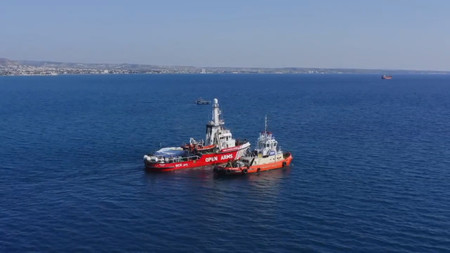 １２日、地中海の島国キプロスからパレスチナ自治区ガザへ向かう支援船（支援団体「ワールド・セントラル・キッチン」提供の動画より）（ＥＰＡ時事）