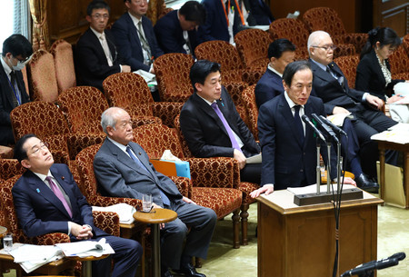 参院予算委員会で答弁する日銀の植田和男総裁（右手前）。左下は岸田文雄首相＝１３日午後、国会内