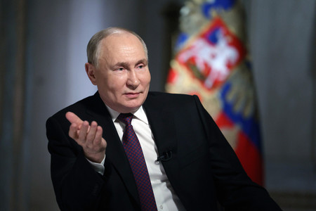 ロシア国営メディアのインタビューに応じるプーチン大統領＝１３日公表、モスクワ（ＥＰＡ時事）