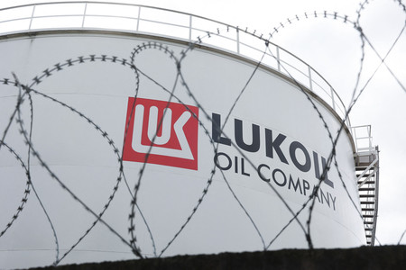 ロシア石油大手ルクオイルの貯蔵タンク＝２０２２年５月、ブリュッセル（ＡＦＰ時事）