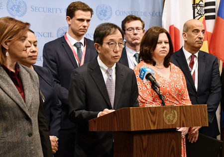 １３日、ニューヨークの国連本部で共同声明を発表する山崎和之国連大使（中央）
