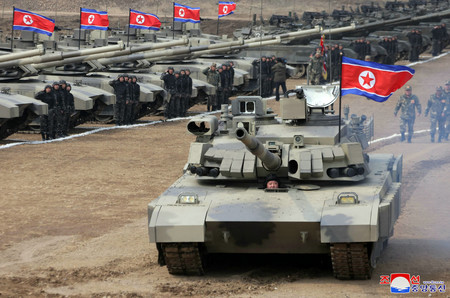 １３日、朝鮮人民軍の戦車兵大連合部隊による訓練の視察で新型主力戦車を運転する金正恩朝鮮労働党総書記（朝鮮通信・時事）