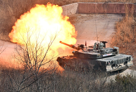 １４日、南北軍事境界線に近い韓国の抱川で、米軍との合同軍事演習を行う韓国軍の戦車（ＥＰＡ時事）