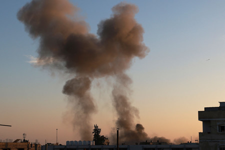 １４日、パレスチナ自治区ガザ南部ラファで、イスラエル軍の空爆によって上がる煙（ＡＦＰ時事）