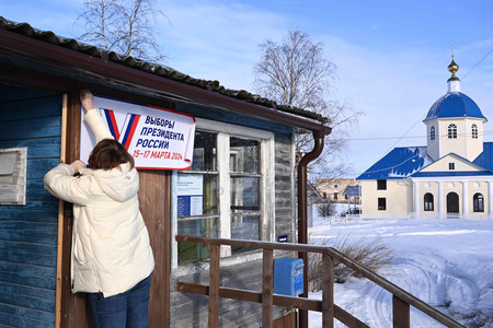 ロシア北西部カレリア共和国で大統領選の投票所を設営する選管スタッフ＝１０日（ＡＦＰ時事）
