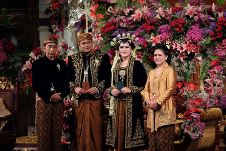 長女の結婚式で記念写真に納まるインドネシアのジョコ大統領（左端）＝２０１７年１１月、中ジャワ州ソロ市（ＡＦＰ時事）