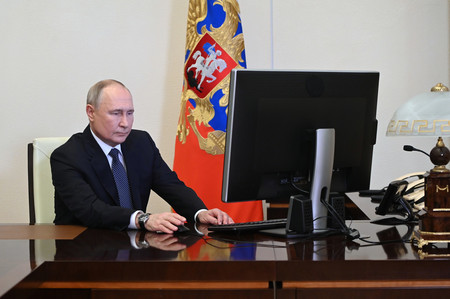 １５日、ロシア・モスクワ郊外の公邸で、大統領選の電子投票を行うプーチン大統領（ＥＰＡ時事）