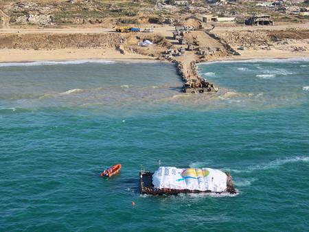 パレスチナ自治区ガザ向けの人道支援物資を積んだバージ船（はしけ）＝イスラエル軍が１５日公開（ＡＦＰ時事）