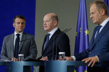 １５日、ベルリンで共同記者発表に臨む（左から）フランスのマクロン大統領、ドイツのショルツ首相、ポーランドのトゥスク首相（ＡＦＰ時事）