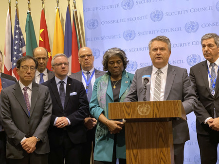 １５日、ニューヨークの国連本部でロシア非難の共同声明を発表するウクライナのキスリツァ国連大使（右から２人目）と山崎和之国連大使（左端）