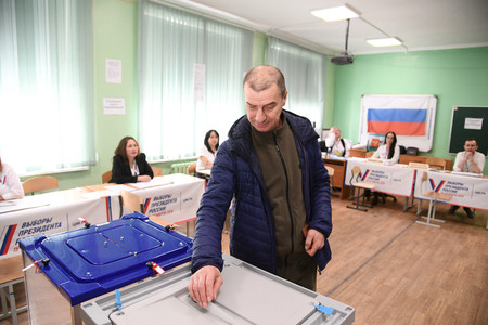 １７日、ロシア極東サハリン州ユジノサハリンスクで大統領選の票を投じる男性（ＡＦＰ時事）